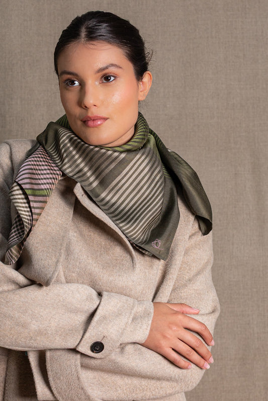 Carré Vasarelli en soie kaki